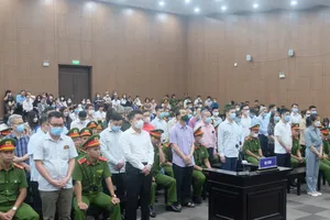 Các bị cáo vụ ‘chuyến bay giải cứu’ rời tòa sau khi tuyên án