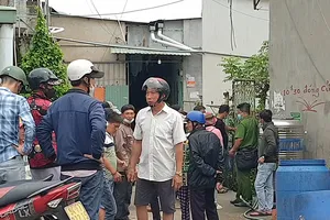 Nam thanh niên tử vong trên võng, tay cầm điện thoại đang sạc pin