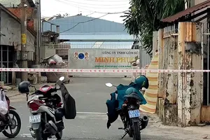 Video: Phát hiện người đàn ông tử vong trong tư thế treo cổ trên hàng rào công ty