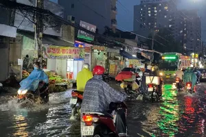 Video: Nhiều tuyến đường tại TP.HCM biến thành ‘sông’ sau cơn mưa lớn