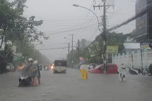 TP Cà Mau ngập sâu, nhiều xe chết máy sau cơn mưa kéo dài