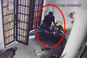 Video: Đột nhập nhà dân, 30 phút lấy trộm 2 xe máy