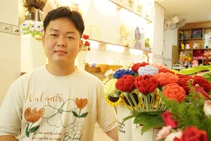 Chàng kỹ sư trẻ và những bó hoa len