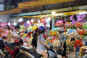 Video: Chợ hoa nổi tiếng ở TP.HCM nhộn nhịp dịp 20-10