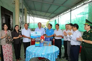 Nguyên Phó Thủ tướng Thường trực Trương Hòa Bình thăm ngư dân tiêu biểu ở Bến Tre