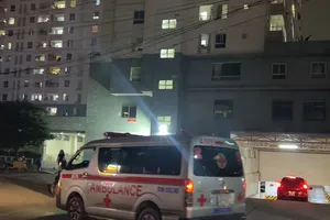 Video: Một cô gái nghi rơi từ tầng cao chung cư xuống tử vong