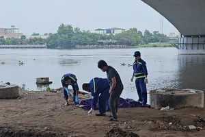 Video: Phát hiện thi thể nữ giới trôi trên sông Sài Gòn