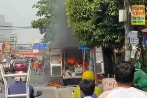 Video: Ô tô 16 chỗ cháy dữ dội khi đang chạy trên đường