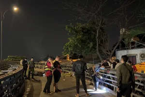 Chạy xe máy va vào cầu sắt, hai thanh niên thương vong