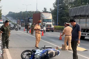 Xe máy va chạm xe tải, nữ công nhân tử vong tại chỗ