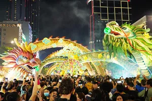 Giới trẻ hào hứng với linh vật Rồng khổng lồ ở đường hoa Nguyễn Huệ 
