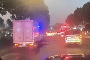 Đoàn xe đưa các bị cáo vụ Vạn Thịnh Phát về lại trại tạm giam