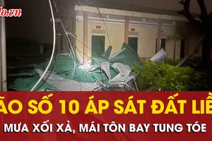 Bão số 10 áp sát bờ, gió giật cuốn bay mái tôn