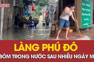 Nhiều ngày sau mưa, làng Phú Đô vẫn bì bõm trong nước 