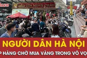 Hà Nội: Người dân xếp hàng ‘rồng rắn’ chờ mua vàng 