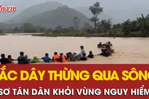 Video: Thót tim cảnh người dân đu dây thừng vượt sông chảy xiết đi sơ tán 