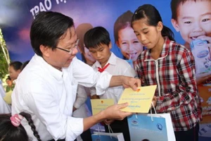 Trồng cây xanh tại khu di tích đường Hồ Chí Minh trên biển