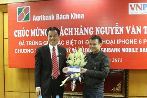 Agribank trao Smartphone cho khách hàng trúng thưởng
