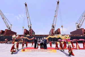 Tôn Hoa Sen xuất lô hàng 9 triệu USD qua châu Âu