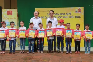 Tôn Hoa Sen – Cùng em đi học: Chắp cánh ước mơ bay xa