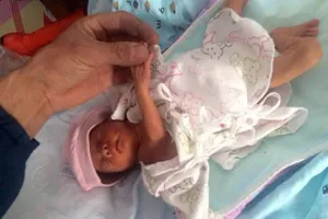 Một trẻ sơ sinh được cứu sau hai giờ bị chôn sống