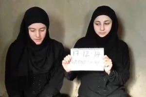 Hai nữ con tin xinh đẹp đăng clip cầu xin cứu mạng