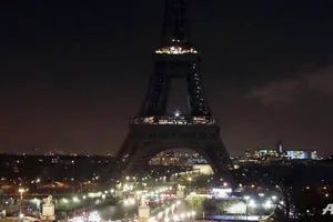 Tháp Eiffel 'tắt điện' tưởng niệm nạn nhân vụ thảm sát Paris