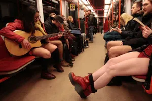 Kỳ lạ sự kiện: ‘Đi tàu không mặc quần’