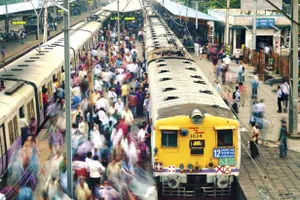 Quăng con riêng người yêu cũ xuống đường rày xe lửa