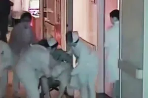 Bé sơ sinh tử vong vì bị kéo lê trên sàn bằng dây rốn