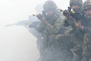 NATO tăng gấp đôi quân phản ứng nhanh, áp sát nước Nga