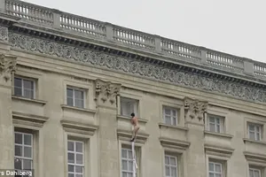 Khỏa thân leo khỏi cung điện Hoàng gia Anh