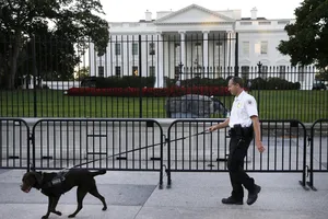 Nóng: Xuất hiện bưu kiện lạ tẩm 'cực độc' tại Nhà Trắng