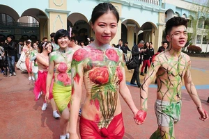 Sốc với đám cưới bán nude ở Trung Quốc