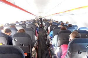 Hành khách đòi ăn bánh, đấm tiếp viên hàng không 