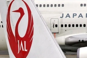 Máy bay Nhật hạ cánh khẩn cấp vì hỏng động cơ