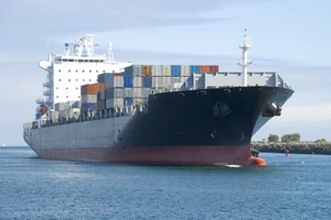 Iran bất ngờ nổ súng, bắt tàu hàng tại eo biển Hormuz