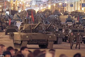 Siêu tăng Armata bất ngờ 'chết đứng' giữa Quãng trường Đỏ