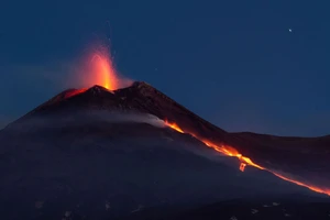 Núi lửa Edna phun nham thạch chói sáng trời đêm