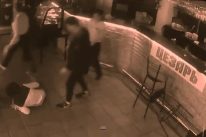 Nữ phục vụ bị sàm sỡ, đánh 'yêu râu xanh' té ghế