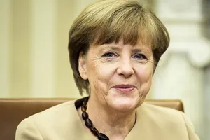 Nữ Thủ tướng Đức 18 năm ‘trung thành’ một kiểu áo
