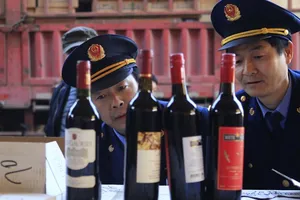 Nữ thuộc cấp 'chết vì nhậu', thị trưởng bị cách chức