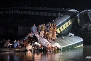 Xe lửa chuyển quân rơi khỏi cầu, 14 người chết
