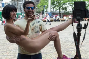 Bị bắt vì khỏa thân chụp ‘tự sướng’ với khách du lịch trước Eiffel