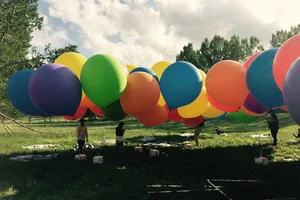 Ngồi lơ lửng giữa trời bằng 100 quả bong bóng