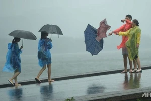 Siêu bão Chan-hom ‘liếm’ sang Hàn Quốc, hủy hàng chục chuyến bay