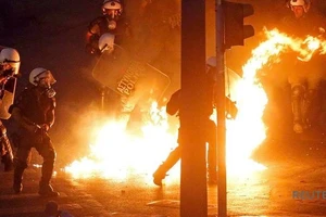 Người biểu tình ném bom xăng trước tòa nhà Quốc hội Hy Lạp