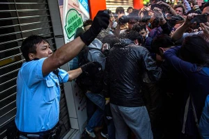 Người phụ nữ bị buộc tội tấn công cảnh sát … bằng ngực