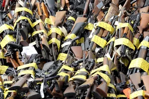 Bí mật trữ 1.200 khẩu súng, 2 tấn đạn trong nhà