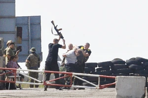 Ukraine truy danh tính, cáo buộc 'sĩ quan Nga' tội khủng bố